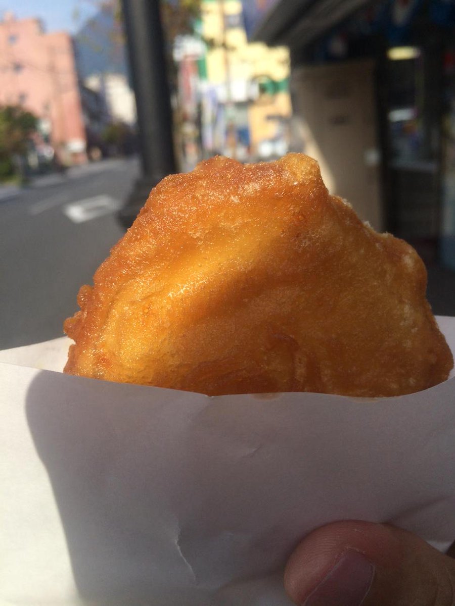 2Youko's tweet photo. 湯布院食べ歩き💕
いも天 最高ヽ(*´▽)ノ♪ http://t.co/6IiX2vLxpu
