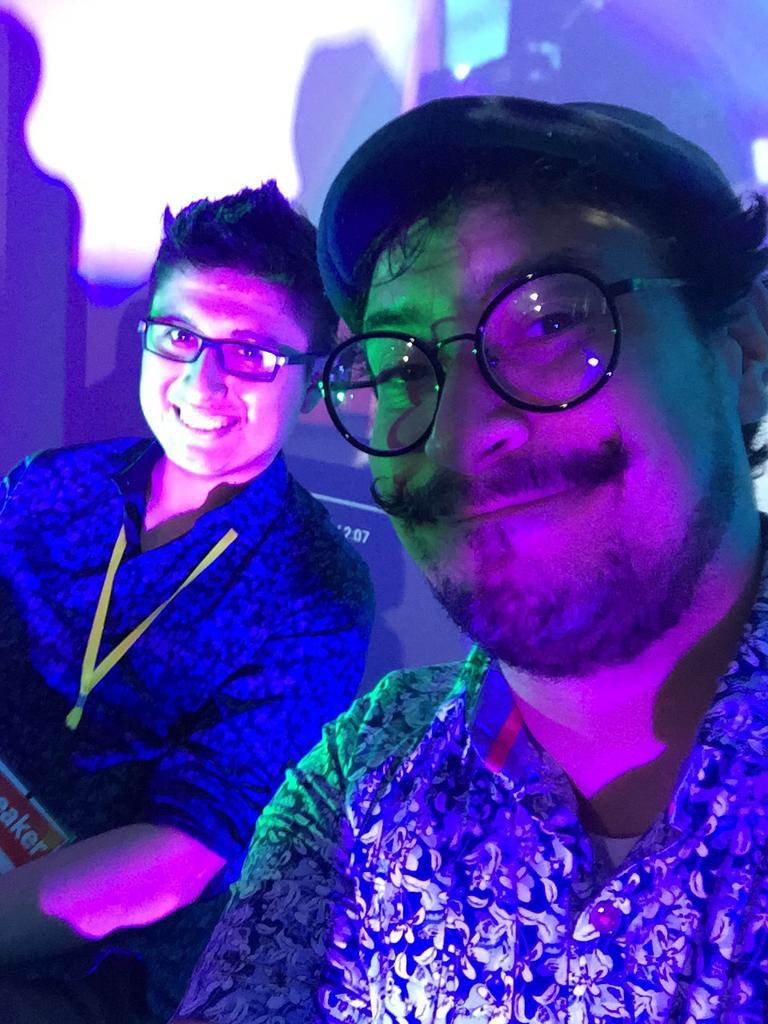 nadimcomics's tweet photo. En pleno #eDays2015 con @LeonidasEsteban. #MásChévere http://t.co/yA3PZOjSWk