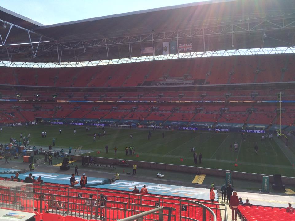 Coup d'envoi #NYJvsMIA dans moins de deux heures. Les équipes sont à l'échauffement ! <a href="/FootAmCom/">FootballAmericainCom</a> #NFL #Wembley
