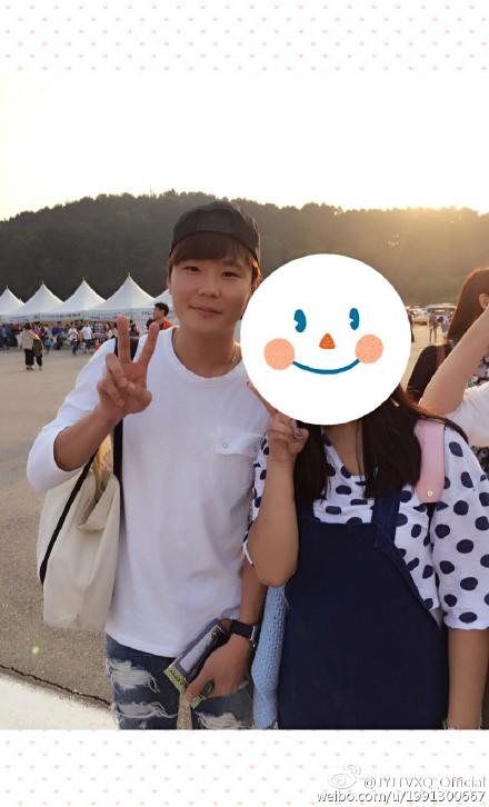 little_yunnie's tweet photo. 151004 lucky fan to get photo with Appa Kim &amp; An-chan #YunJaeisBack2015 (f; JYJTVXQ_Official) http://t.co/3i3eqTceYR