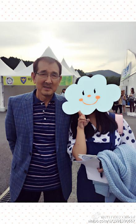 little_yunnie's tweet photo. 151004 lucky fan to get photo with Appa Kim &amp; An-chan #YunJaeisBack2015 (f; JYJTVXQ_Official) http://t.co/3i3eqTceYR
