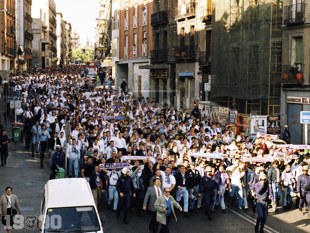 FondoSur_1980's tweet photo. Andando y con pasión. Aquello si fue una invasión. Corteo 94/95 http://t.co/VGuXrnqZjr