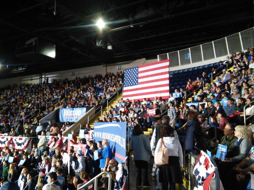 OurRev_CTeam's tweet photo. The 99% come to see @BernieSanders for free. Meanwhile the 1% pay $2500 for privilege of dinner with @HillaryClinton http://t.co/2boiQ8as2F