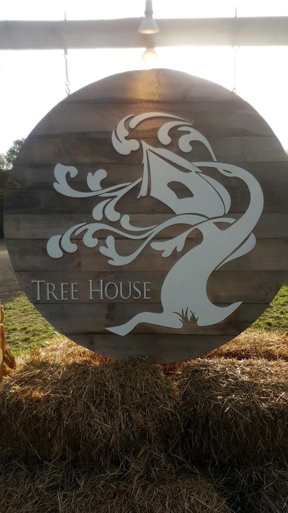 ShortFuse_Brew's tweet photo. Here @TreeHouseBrewCo for the #autumn5k. #runforbeer http://t.co/odyMXS6REI