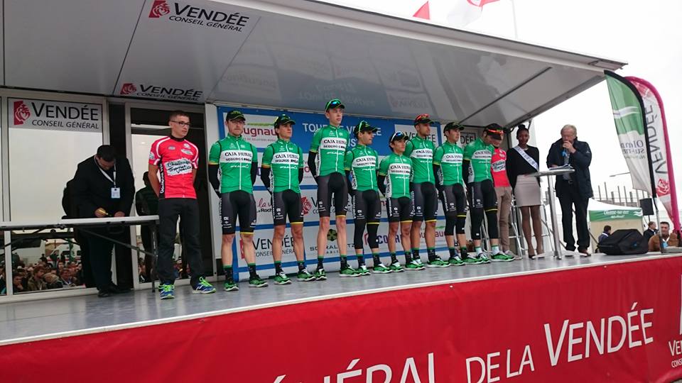 ciclo21's tweet photo. Para seguir @TourdeVendee con @CajaRural_RGA y @MuriasTeam 
http://t.co/jnL2VfaRfX
#TourVendee http://t.co/I7Sl0rgcC1