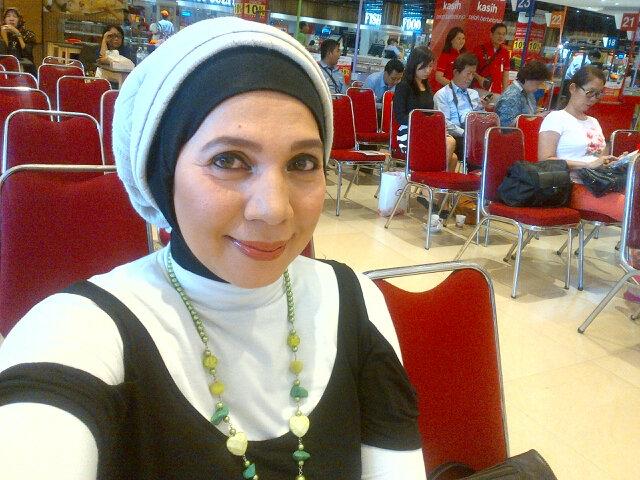 Richa_mami's tweet photo. @REVLONid @netmediatama keep smile #LipsinHDxNET http://t.co/pxkVSjY2PA