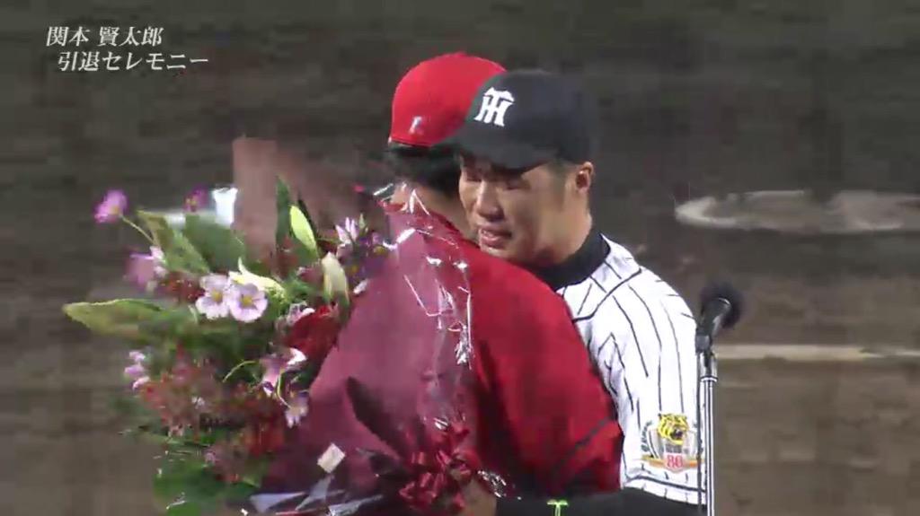 toraho's tweet photo. あらいさんから関本へ。 #hanshin #tigers #阪神タイガース #carp http://t.co/rBzjWuECOP