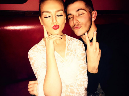 LMFrenchArmy's tweet photo. #Photos Perrie et Jade avec des amis, hier soir http://t.co/U2JKJwpofk