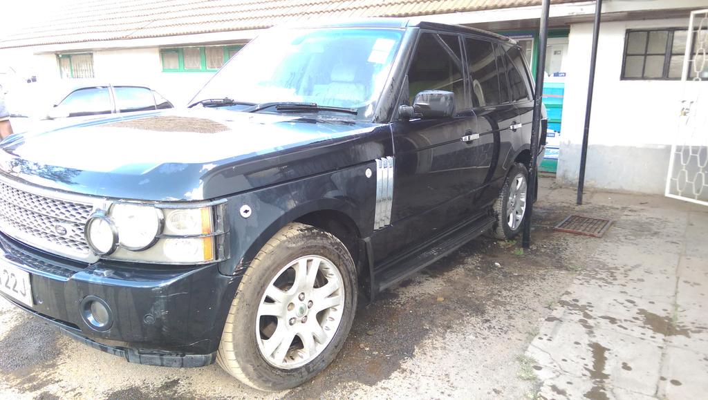 jonizwheelz1's tweet photo. Range rover vogue
Asking 2.65M negotiable
Contact: 0715359989
Trade in ok. Petrol, 4000cc, Yom 2005. http://t.co/pzBnpiykyQ