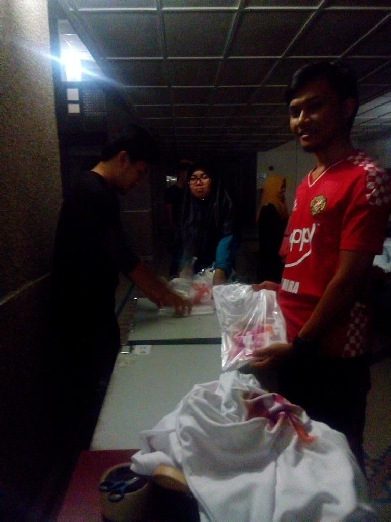STUFFIIUM's tweet photo. [live update]para komiti sedang melipat dn menyusun baju-baju anda.6 hari lagi sebelum #stuffrun2015 #runwithcolours http://t.co/WGOcBUThL5