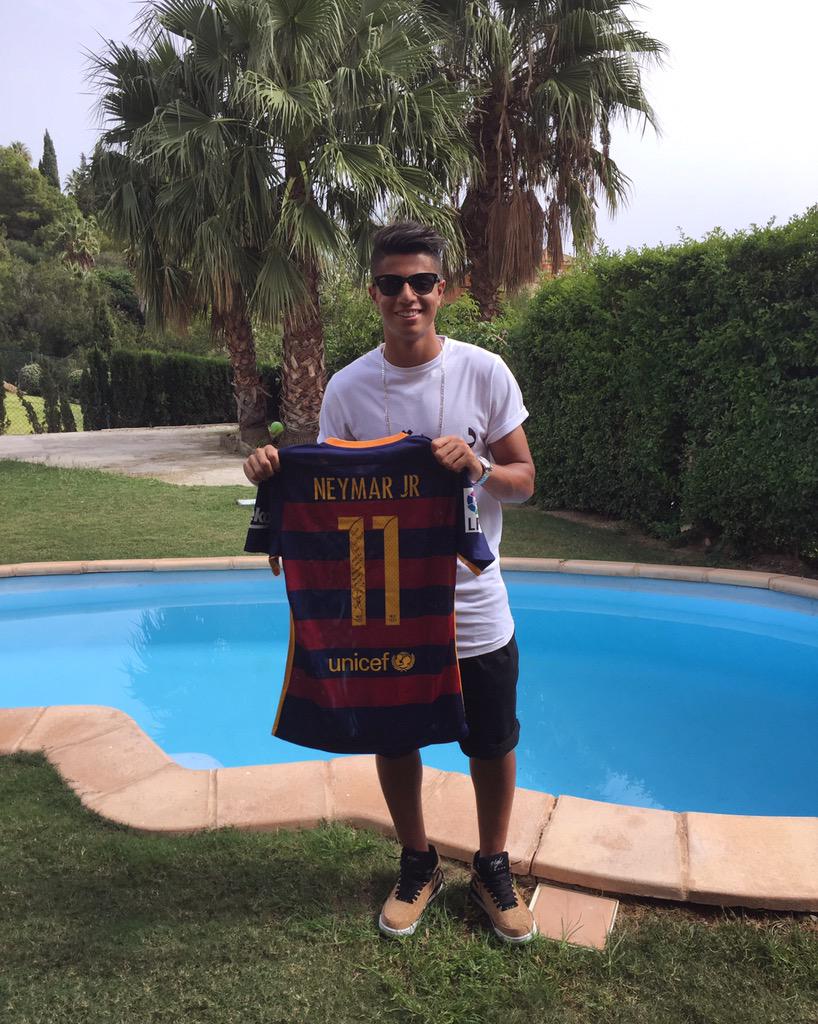 fantasyhachi's tweet photo. Obrigado @neymarjr 👊🏽 @Benayadachraf http://t.co/LadqiRPskP