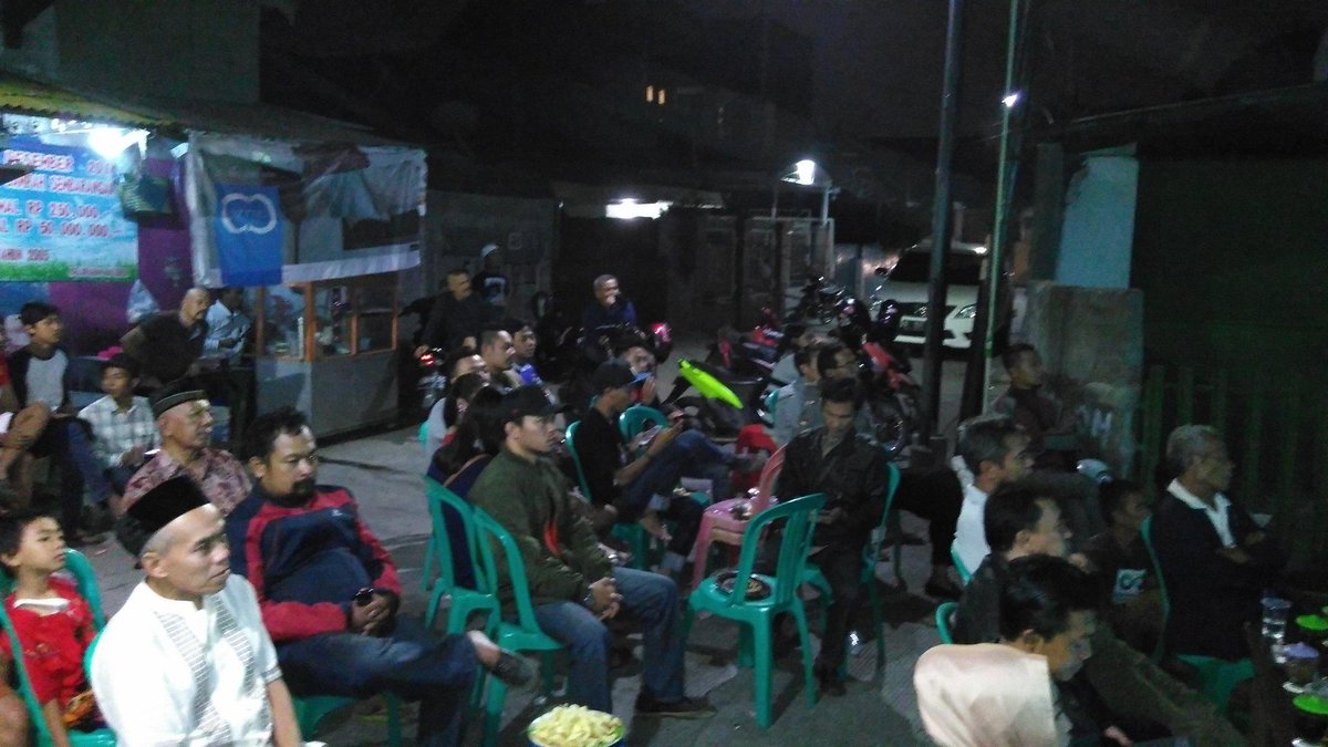 KartunUnit10's tweet photo. Nonbar mitra kukar vs Persib. @Karta_Maleber @kartaBDG @KelMaleber @kecamatan_andir #KartaBDG #KartunUnit10 juara http://t.co/TQX78ZXc1J