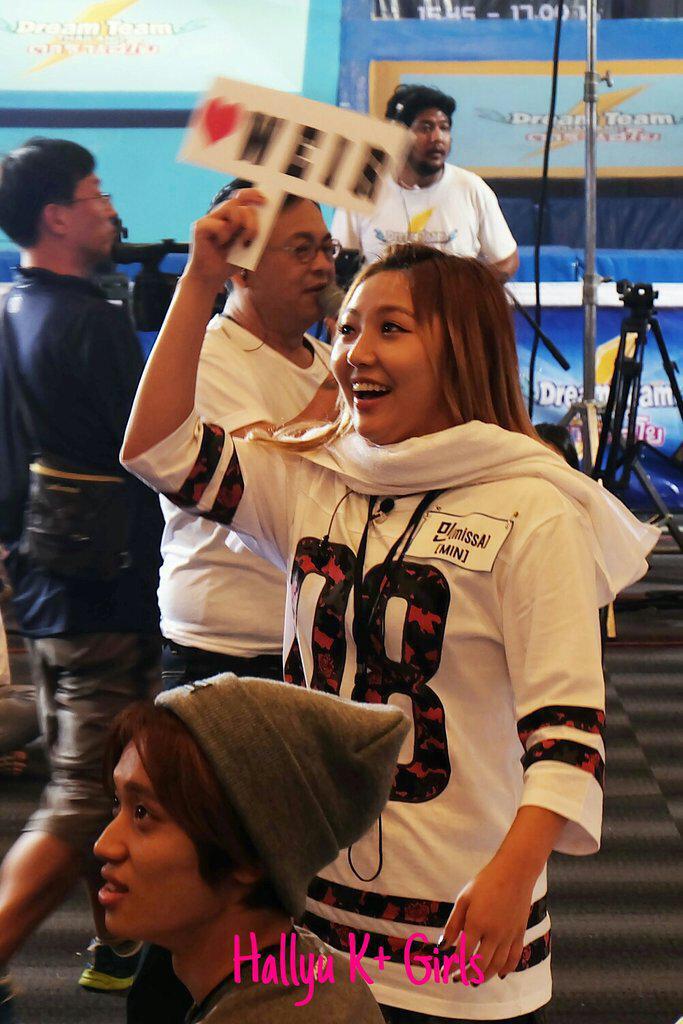 MinThailandFC's tweet photo. แฟนคลับเวียร์อปป้าาา ป้ายเชียร์พร้อม! น่ารักๆๆๆ 😘 #DreamteamThailand #MinJiainThailand2015 http://t.co/A94xhjE01q
