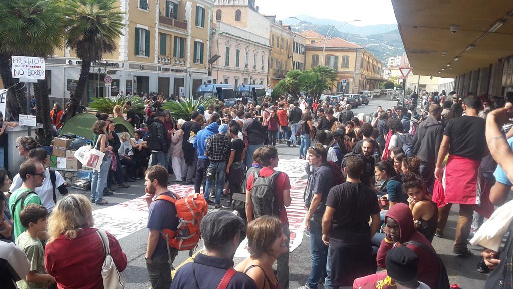 DinamoPress's tweet photo. #Ventimiglia #NoBorders #OpenBordersCaravan #refugeeswelcome http://t.co/uerT7Snti4