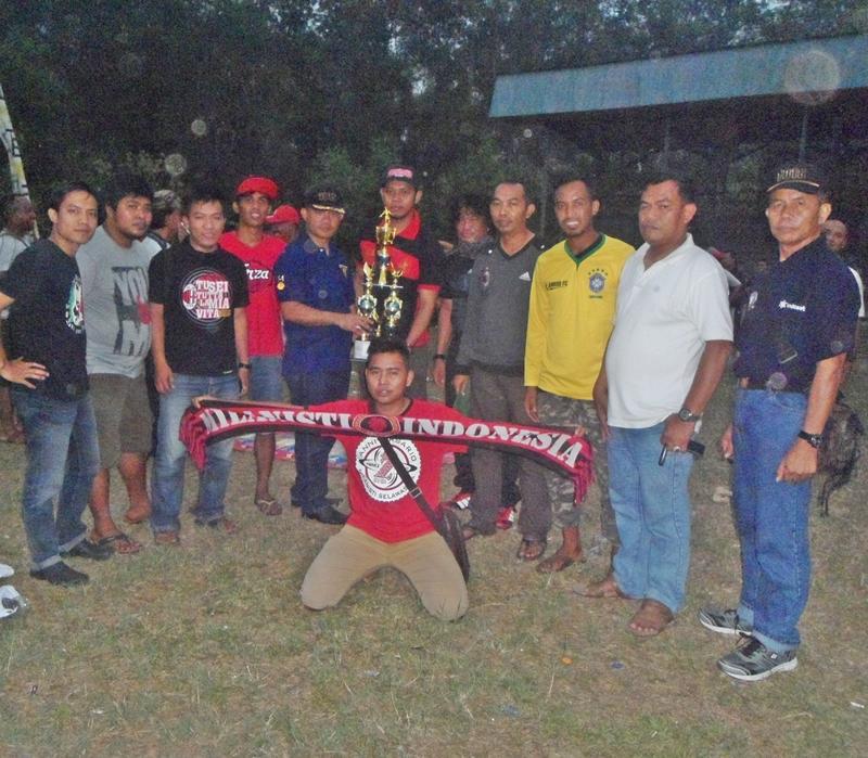 MISezSampit's tweet photo. brsm pimpinan #Dandim bsrt staf sore tadi #MISezSampit meraih juara 3 #DandimCup HUT TNI #ForzaMI cc @MilanistiOrId http://t.co/T34OxREg9a