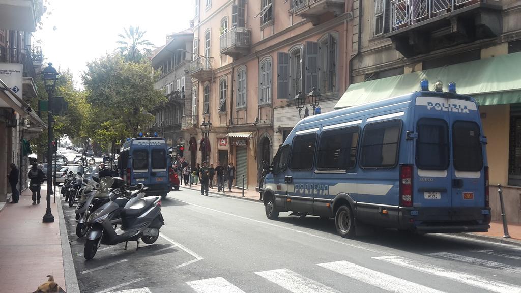 DinamoPress's tweet photo. La polizia presidiare la croce rossa che ospita i migranti si parte solo se escono #NoBorders #OpenBordersCaravan http://t.co/AKcRSHpLt6