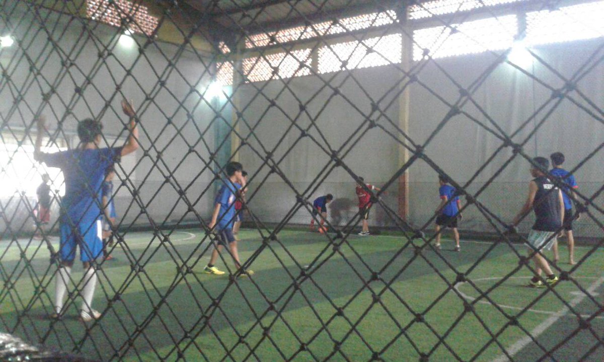 KartunUnit10's tweet photo. Kegiatan futsal mingguan #KartaBDG #KartunUnit10 http://t.co/pzQ2uBQV2o