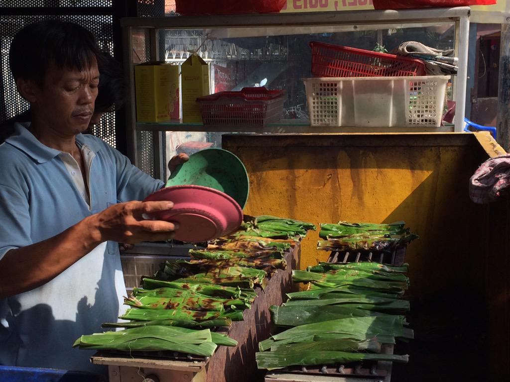 Lok3600's tweet photo. @ryan1502 took me to these delicious #Jakarta favorites, #bakmi at Aloi and his #Otak2. Yummy! #foodie #Asean #travel http://t.co/TE76OPIFOC