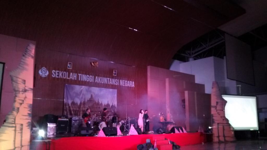 AccFest2015's tweet photo. Penampilan Gift 
#MAJW2015
#AksiKaryaNyata
#Accfest2015 http://t.co/UVf2Q1I0Rs