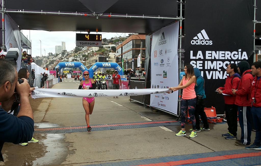 atleticachilena's tweet photo. A tan sólo 11 seg de lograr la mínima para los JJOO, Erika Olivera triunfa en los 42 en Maratón Int de Viña del Mar. http://t.co/PSZVfUwIVo