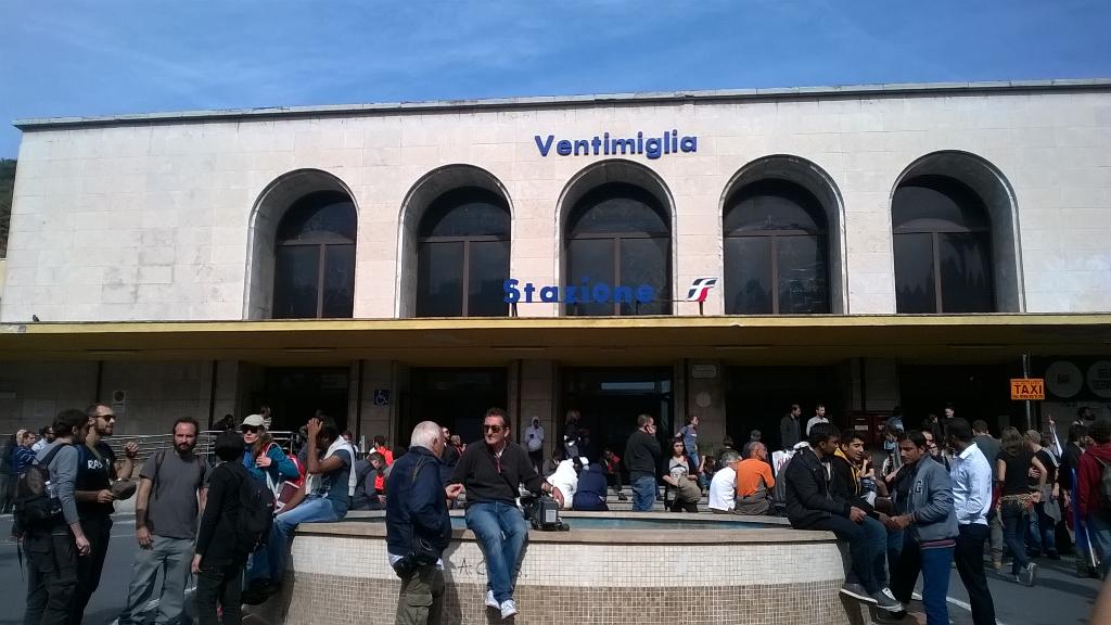 repubblicasanlo's tweet photo. Nessuno e' illegale! Per un mondo senza confini Presidio #noborders #Ventimiglia #refugeeswelcome @CinemaPalazzo http://t.co/iyTxViIjQX