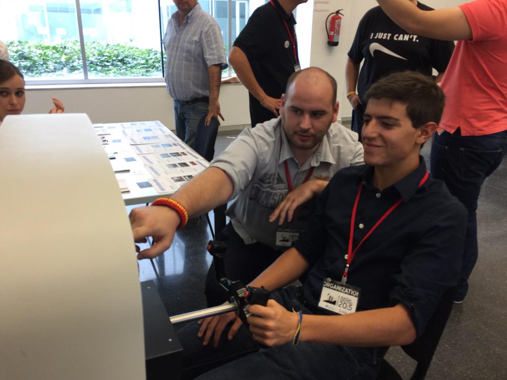 AviacionD's tweet photo. Taller de vuelo virtual en #BASM15 impartido por @Lobobripac http://t.co/I8psWXhZBU
