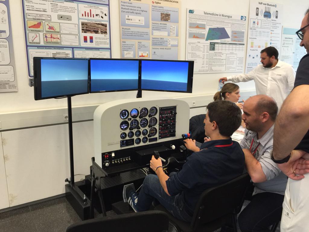 AviacionD's tweet photo. Taller de vuelo virtual en #BASM15 impartido por @Lobobripac http://t.co/I8psWXhZBU