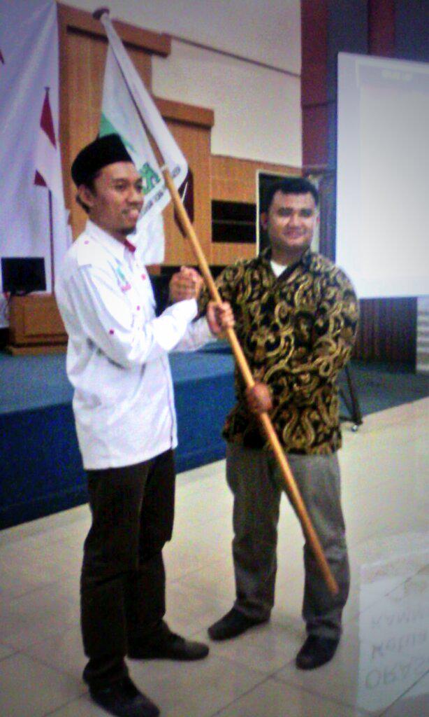 Serah terima panji KAMMI dr Ketua PP KAMMI 2013-2015 ke Ketua PP KAMMI 2015-2017 #MuktamarIXKAMMI