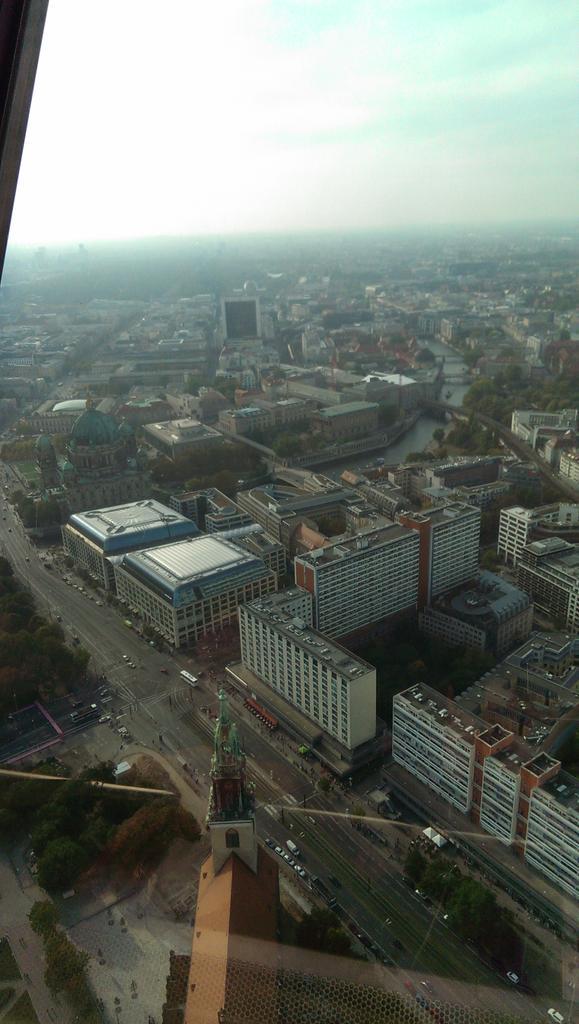firefighter_89's tweet photo. 203m über Berlin! 16km Sichtweite! #Berlin  #Fernsehturm http://t.co/aM1QavNAUh