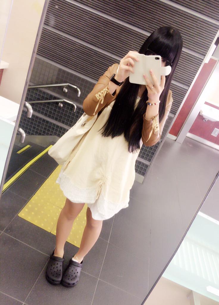 アカウント移行しました しばらくクロックスに合う服をと思って1週近くチョイスしていたけど女子会にダサい服は と思って足元ダサくてもワンピース着ました ㅂ و ジャケットは水希さんに頂いたもの ﾟ ﾟ O彡 Http T Co Vtbtuwl1uo Twitter