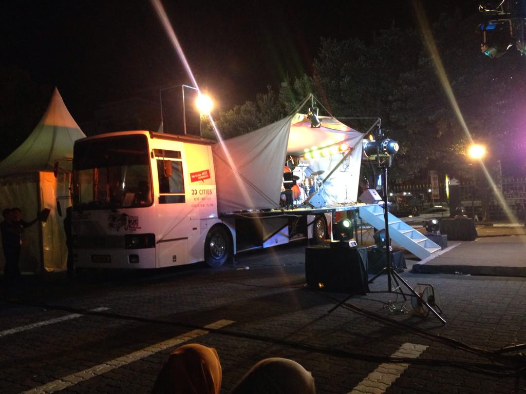 SemangatBie's tweet photo. @SukaFotoBis Stage bus jazz tour, digubernuran jateng. Vanhool stir kiri http://t.co/XDeBmtAUce
