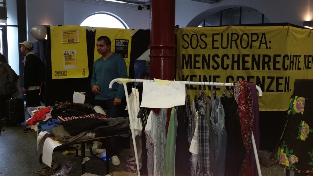 Endspurt! Zahl,was du willst bei unserem Stand auf dem Mädelsflohmarkt! Bis 17Uhr Hühnerposten! Für den guten Zweck!