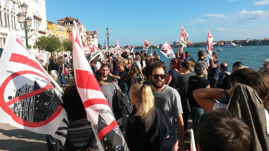 global_project's tweet photo. #Venezia la riva si comincia a riempire di bandiere @NoGrandiNaviVe e arrivano le prime barche #nonavi #noscavi http://t.co/Pmo49vzBsM