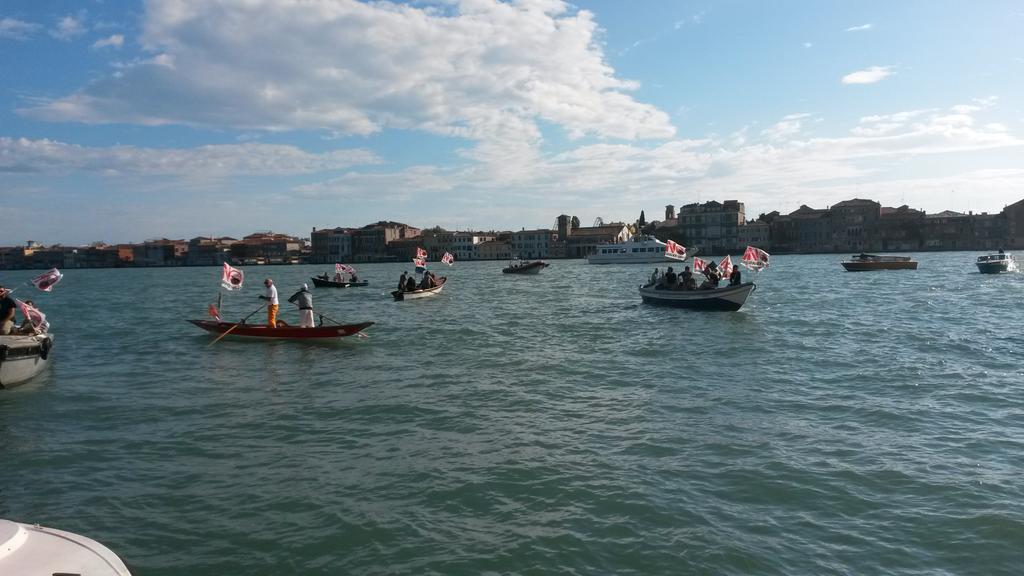 global_project's tweet photo. #Venezia la riva si comincia a riempire di bandiere @NoGrandiNaviVe e arrivano le prime barche #nonavi #noscavi http://t.co/Pmo49vzBsM