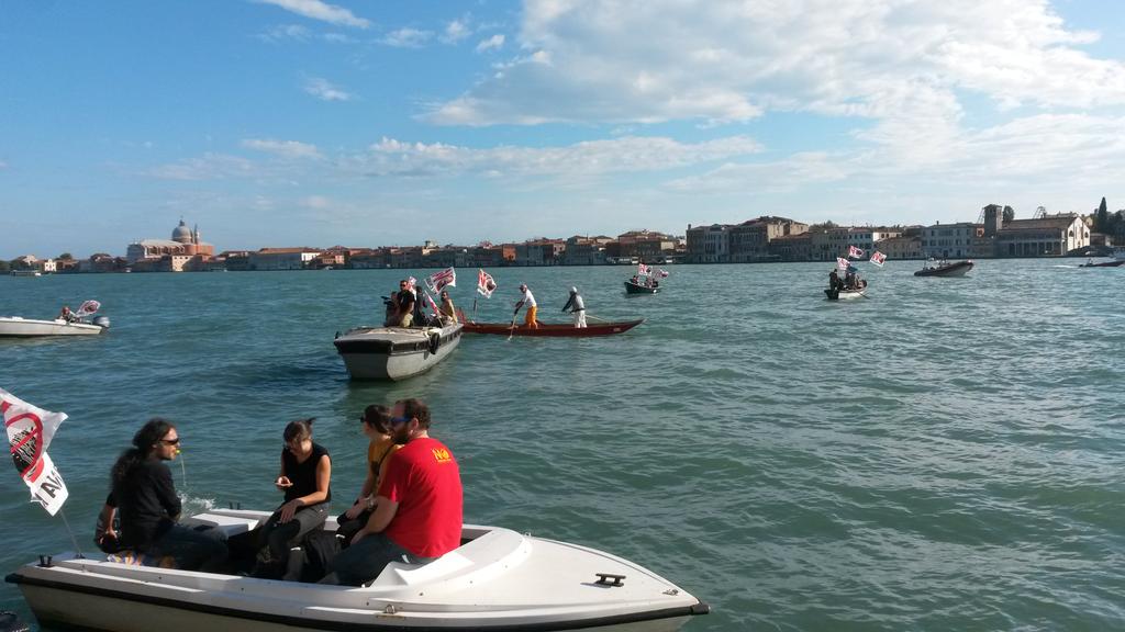 global_project's tweet photo. #Venezia la riva si comincia a riempire di bandiere @NoGrandiNaviVe e arrivano le prime barche #nonavi #noscavi http://t.co/Pmo49vzBsM