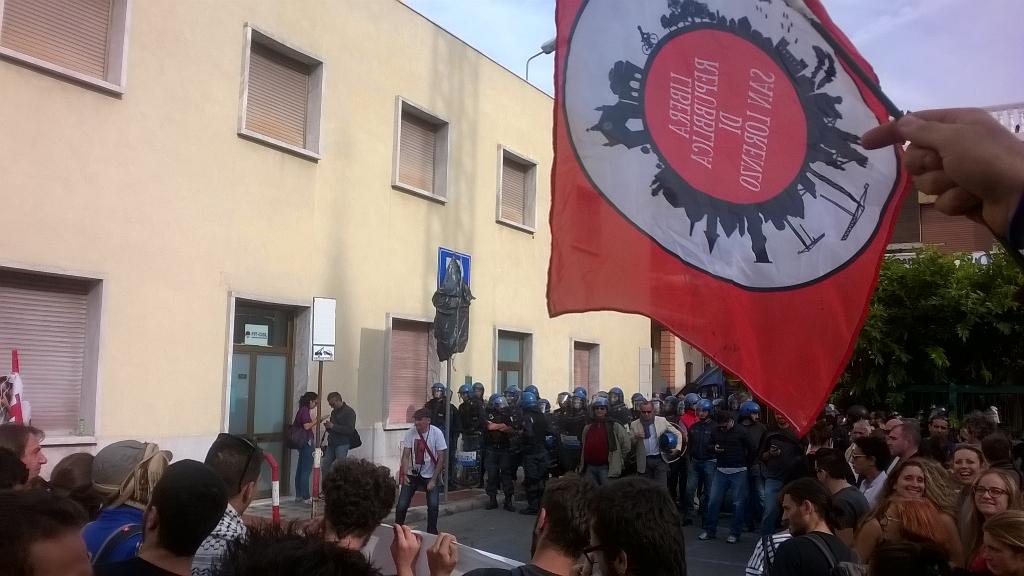 repubblicasanlo's tweet photo. Chiediamo #diritti ci danno polizia #WeAreNotGoingBack refugeeswelcome @CinemaPalazzo http://t.co/Xi4I2685RF