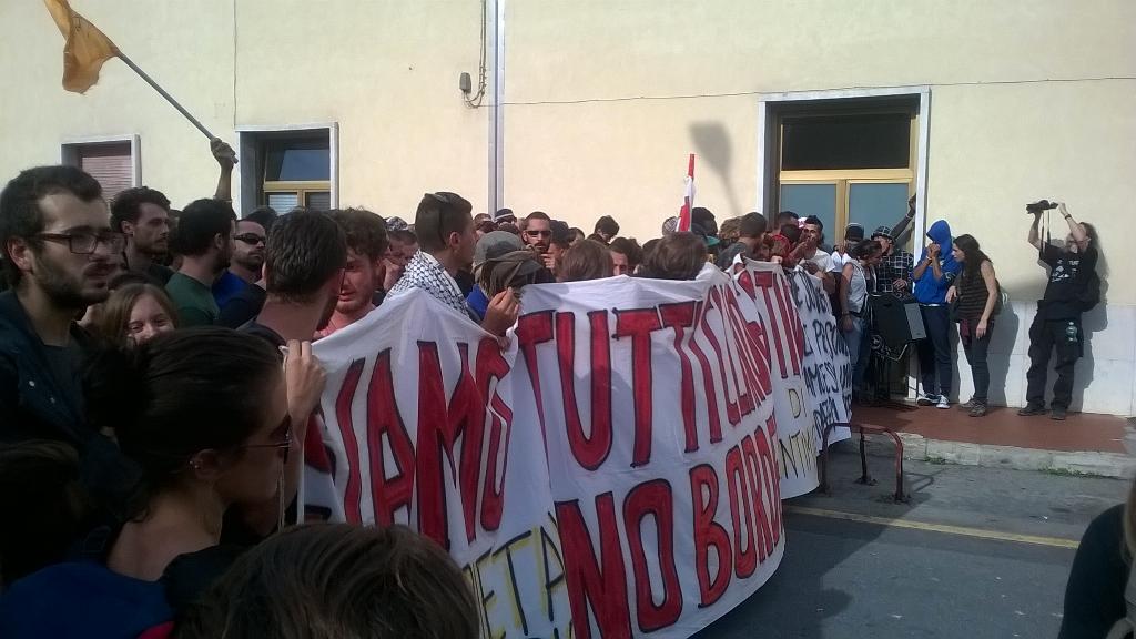 repubblicasanlo's tweet photo. Chiediamo #diritti ci danno polizia #WeAreNotGoingBack refugeeswelcome @CinemaPalazzo http://t.co/Xi4I2685RF