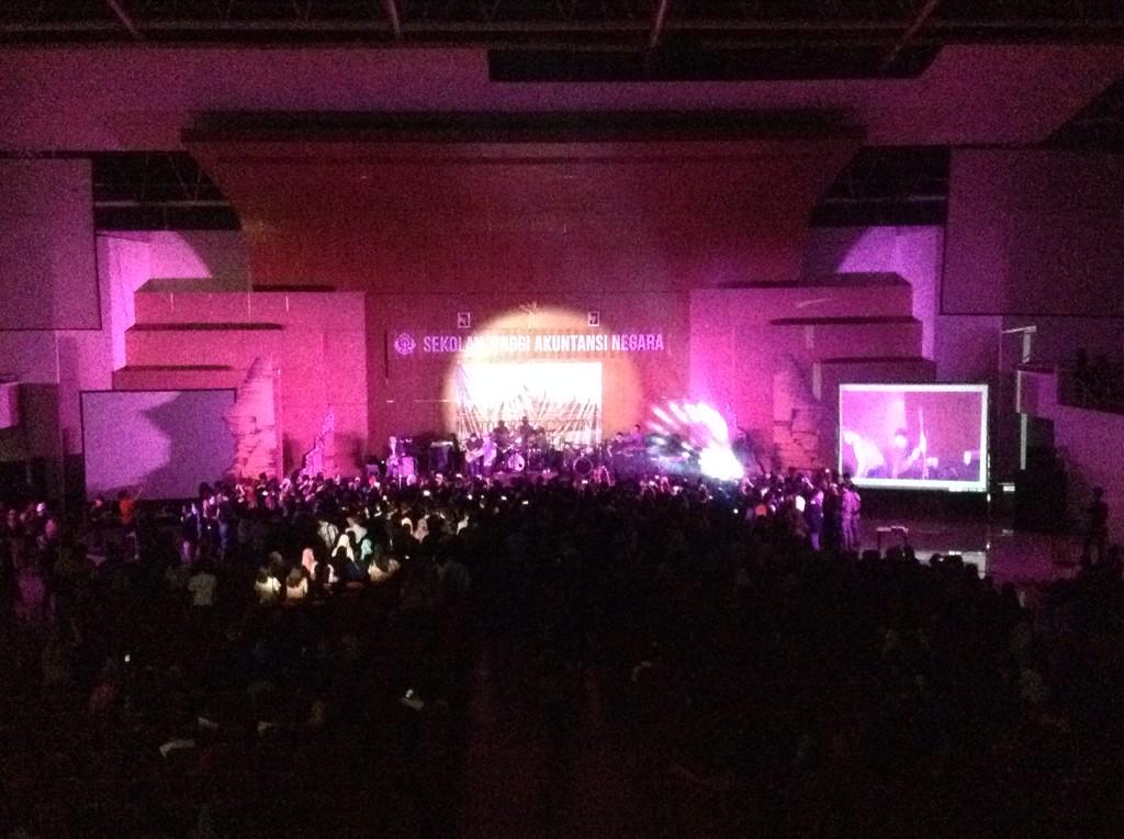 AccFest2015's tweet photo. Kemeriahan MAHAKARYA AKUNTANSI 2015 bersama @ALEXAtheBand 
#MAJW2015 
#AksiKaryaNyata 
#Accfest2015 http://t.co/4IGY3OSfeK