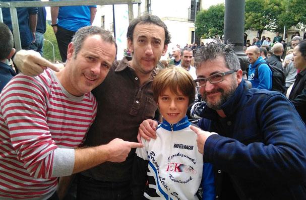 La gente Allí abajo, Iker Galartza,
<a href="/IigoSalinero/">Iñigo Salinero</a> <a href="/GorkaAginagalde/">Gorka Aguinagalde</a> con <a href="/ElkarKirolak/">Elkar Kirolak</a> homenaje Marino Lejarreta