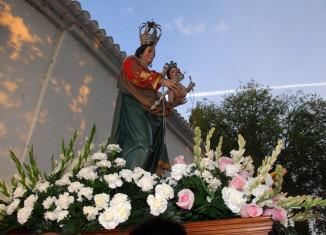 granadacofrade's tweet photo. Gabia Chica celebra también hoy a su Patrona, la Virgen del Rosario, con procesión a las 19:30h http://t.co/kRtxGutC6i