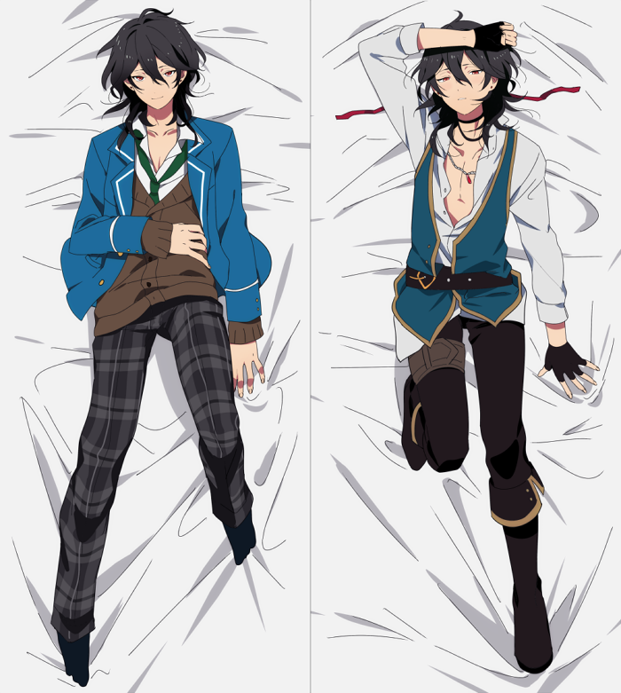 朔間零の抱き枕は表面が制服(冬)で裏面が海賊衣装(ジャケットなし)で