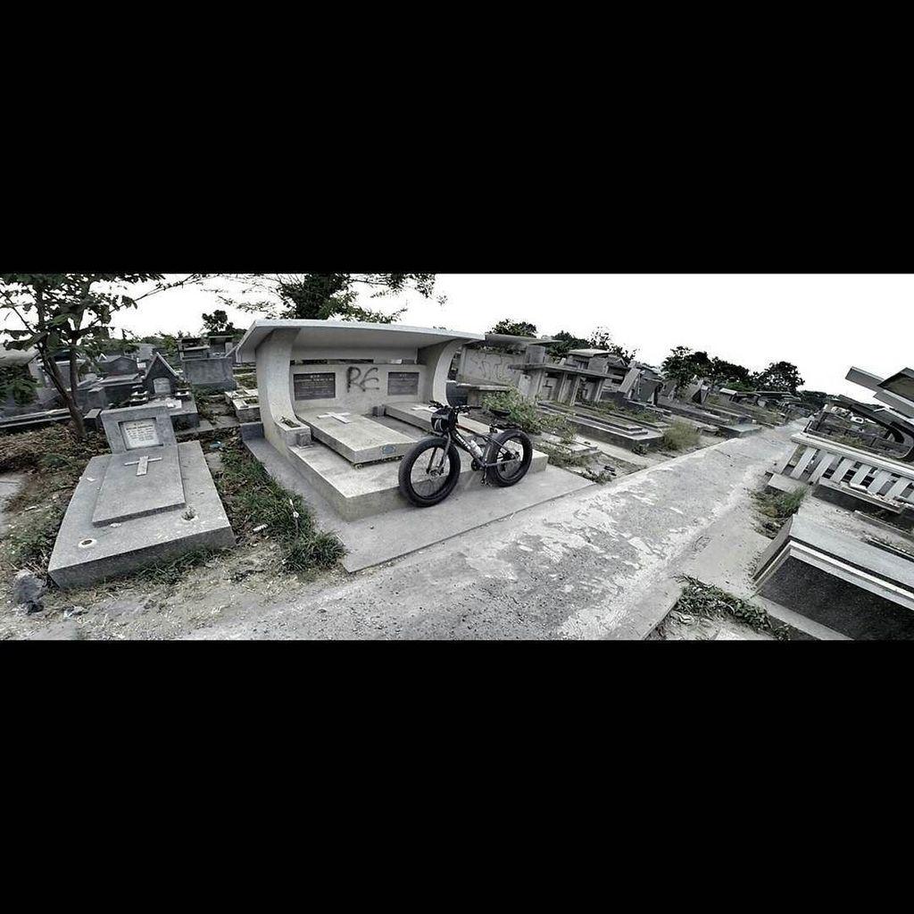 TuttoMTB's tweet photo. novalr / Spooky #cemetery #fatbikes #fatbike #bicycle #united #val #2015 #gopro #gopro3plus #goproblackedition #gop… http://t.co/Qdg85FOxnJ