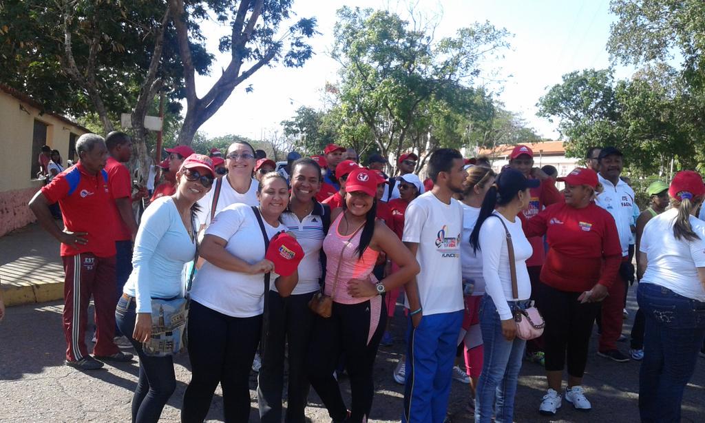 paraguacha's tweet photo. GRAN CAMINATA POR UN CORAZON SALUDABLE BARRIO ADENTRO DIJO PRESENTE @marevale @BarrioAFalcon @Salasitfmba2014 http://t.co/Tnfpsk78Pb