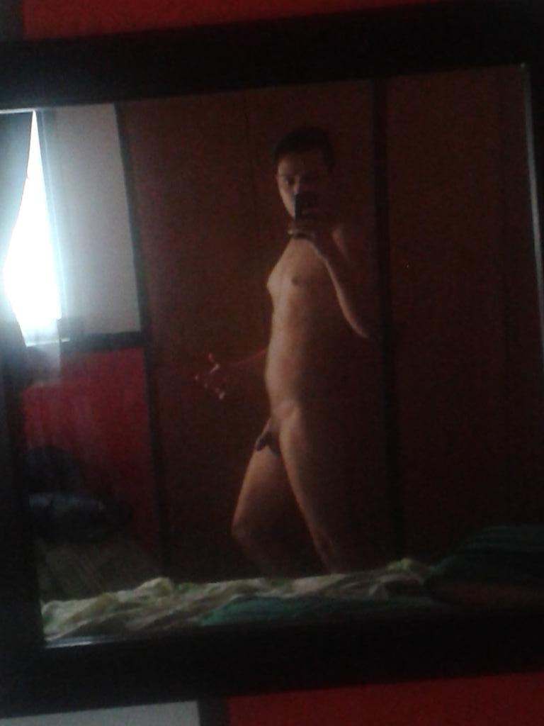 gaypasperra's tweet photo. #despertando #domingo #duermoDesnudo #relajado #solo http://t.co/9WOjOmEM1e
