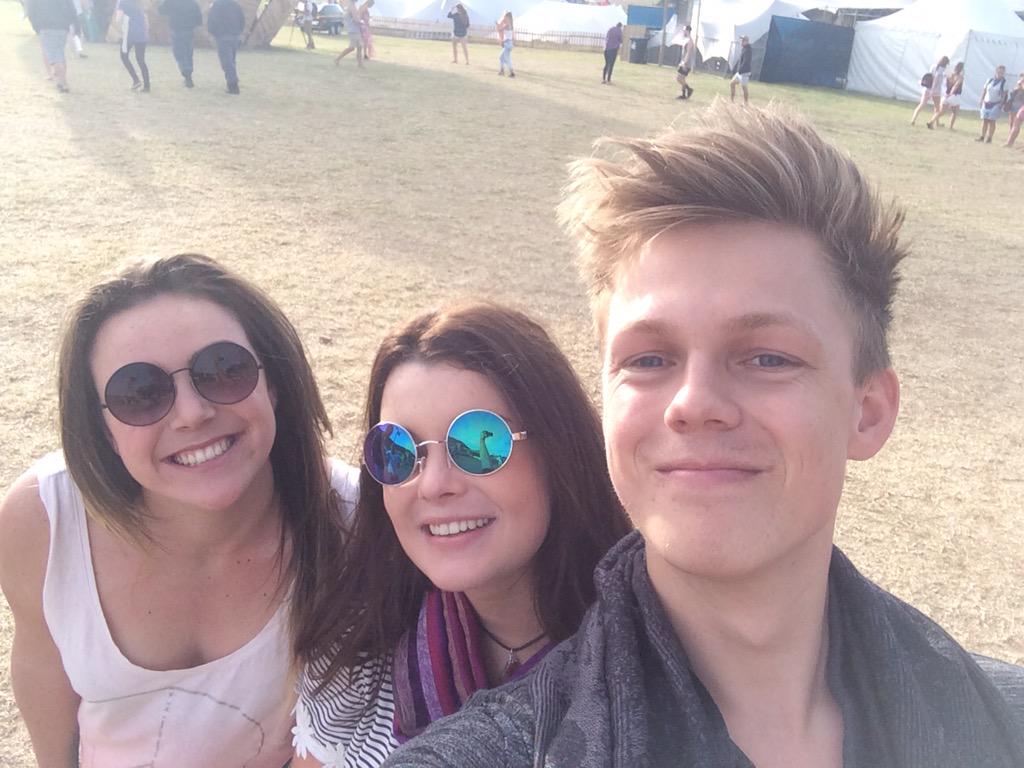 BexHalle's tweet photo. Even though I never tweet anything,this fan girl moment is definitely worth it👯 @Caspar_Lee hope you enjoyed Dasies🌸 http://t.co/M3RNSPm2sY