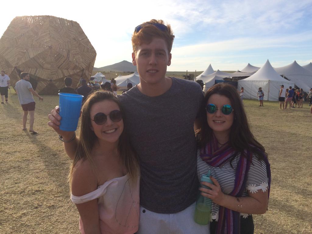 BexHalle's tweet photo. Even though I never tweet anything,this fan girl moment is definitely worth it👯 @Caspar_Lee hope you enjoyed Dasies🌸 http://t.co/M3RNSPm2sY