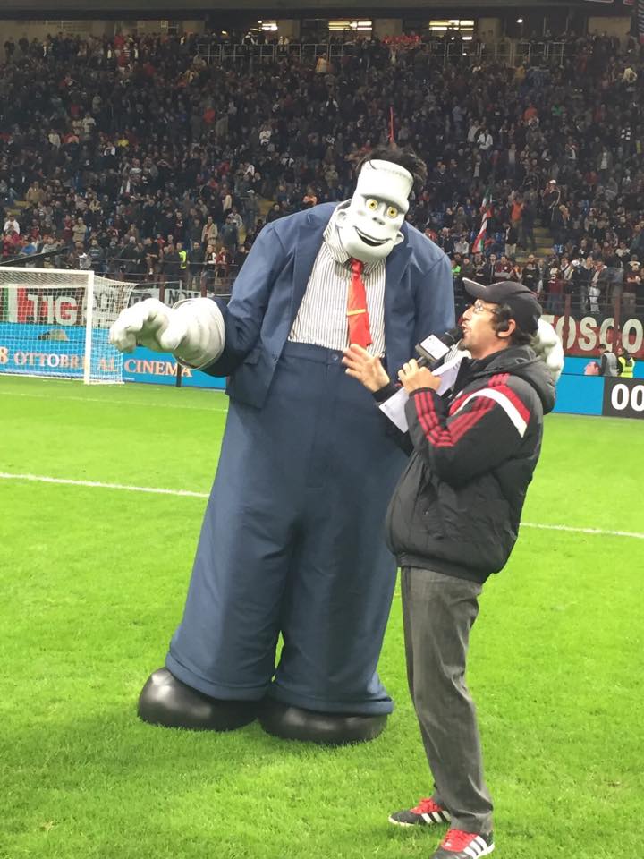 Warner Bros. Italia (@warnerbrosita) on Twitter photo Un incontro da brivido per lo speaker <a href="/GermanoLanzoni/">germano lanzoni</a> e Frankenstein sul campo di #MilanNapoli! #HotelTransylvania2 Un incontro da brivido per lo speaker <a href="/GermanoLanzoni/">germano lanzoni</a> e Frankenstein sul campo di #MilanNapoli! #HotelTransylvania2
