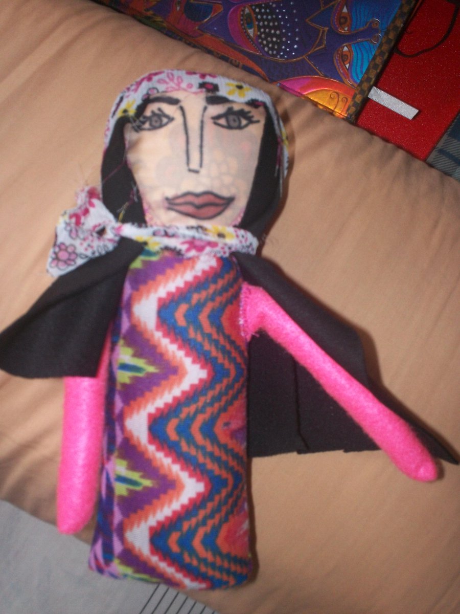 kary_vidal's tweet photo. En el taller de las cabras comeflores #arte #dolls #muñecasdetrapo #ComunidadesCreativas #arte_comunitario #mapucraft http://t.co/KwlJzr8Rl9