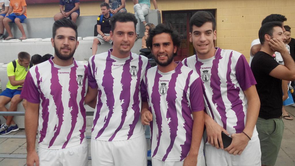 JVillores72's tweet photo. Bravo gravísimo el equipo de los utreranos bien dirigido por el míster y amigo Conejero q se pone líder bien chavale http://t.co/Oc6tbU7Abd