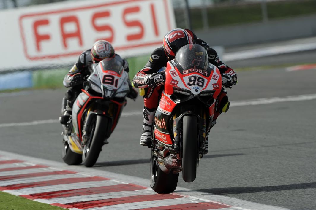 DesmoDENGIU's tweet photo. Grazie @skaluca Sempre bello rivederti nella "mischia" #dengiu @ArubaRacing @WorldSBK @PirelliMoto #FrenchWorldSBK http://t.co/4H5N4dYSi9